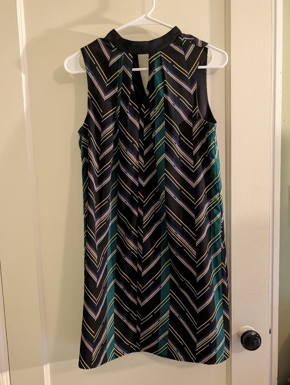 1. State Sleeveless Chevron Shift Dress in Black and Green